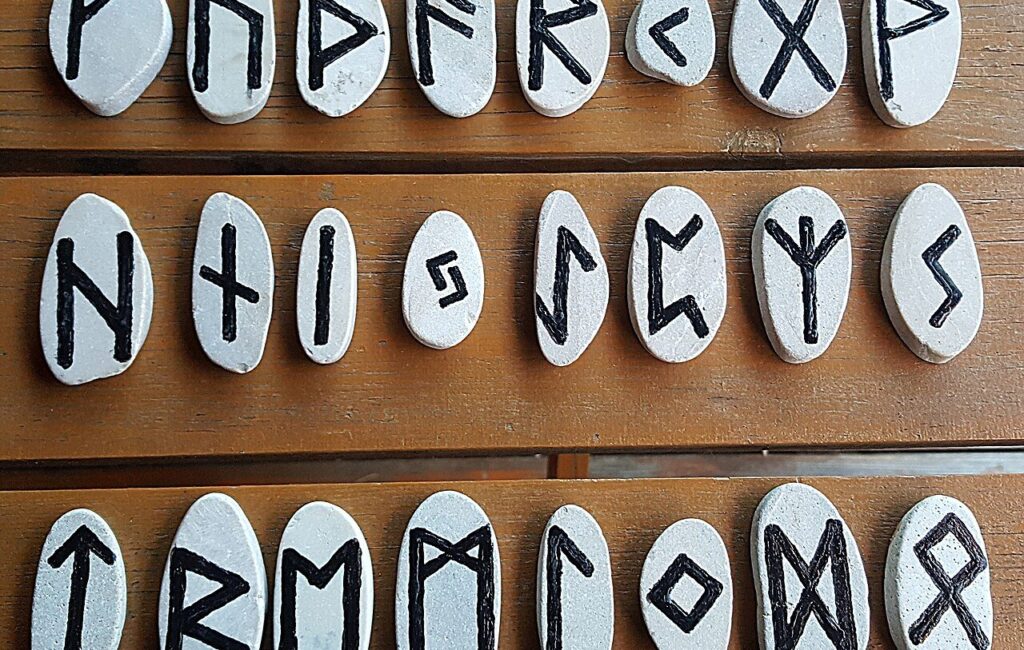 Les runes du Futhark : origine, signification des 24 runes et usage en divination