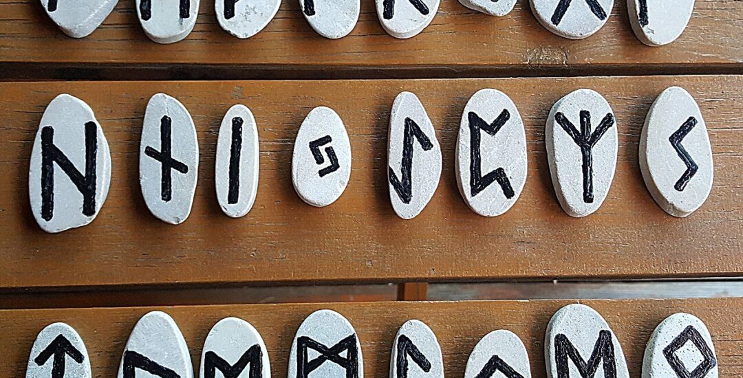 Les runes du Futhark : origine, signification des 24 runes et usage en divination