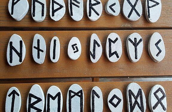 Les runes du Futhark : origine, signification des 24 runes et usage en divination