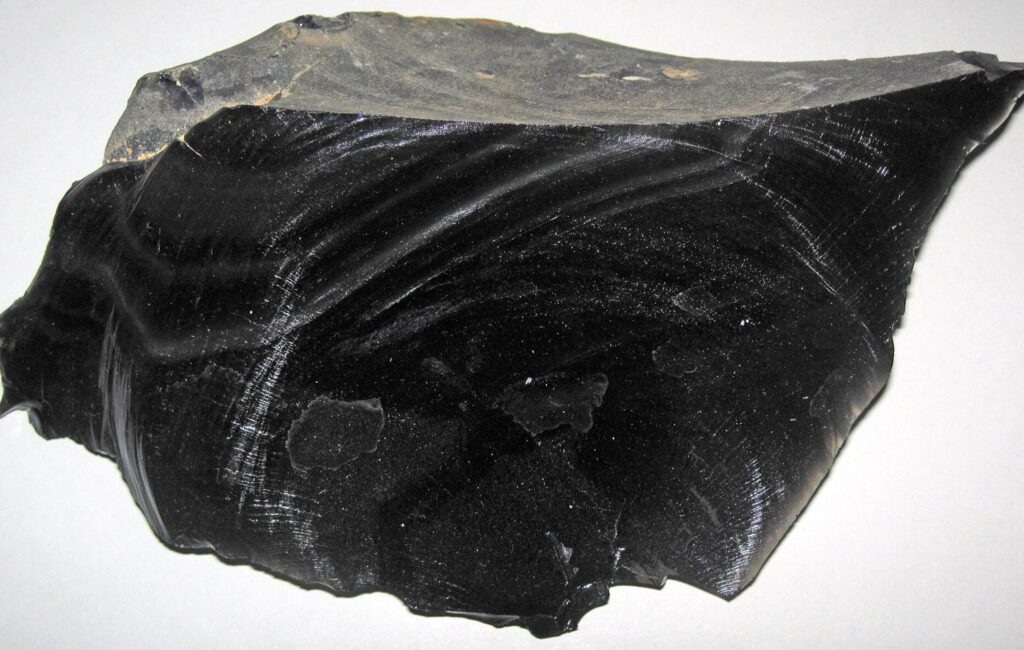 Obsidienne, tourmaline noire, onyx : les pierres noires de protection en lithothérapie