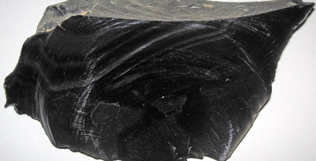 Obsidienne, tourmaline noire, onyx : les pierres noires de protection en lithothérapie