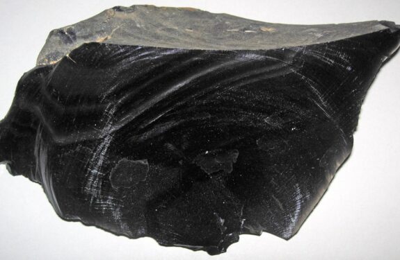 Obsidienne, tourmaline noire, onyx : les pierres noires de protection en lithothérapie