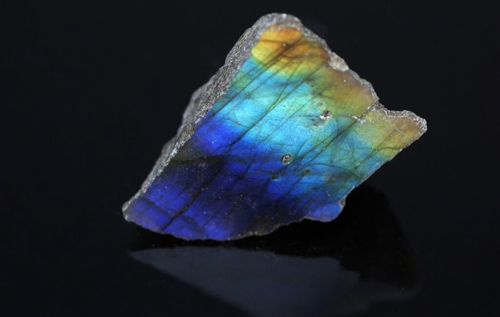 Labradorite : signification, origine et usages de la pierre aux reflets bleutés en lithothérapie