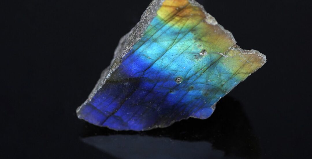 Labradorite : signification, origine et usages de la pierre aux reflets bleutés en lithothérapie