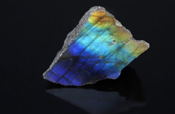 Labradorite : signification, origine et usages de la pierre aux reflets bleutés en lithothérapie