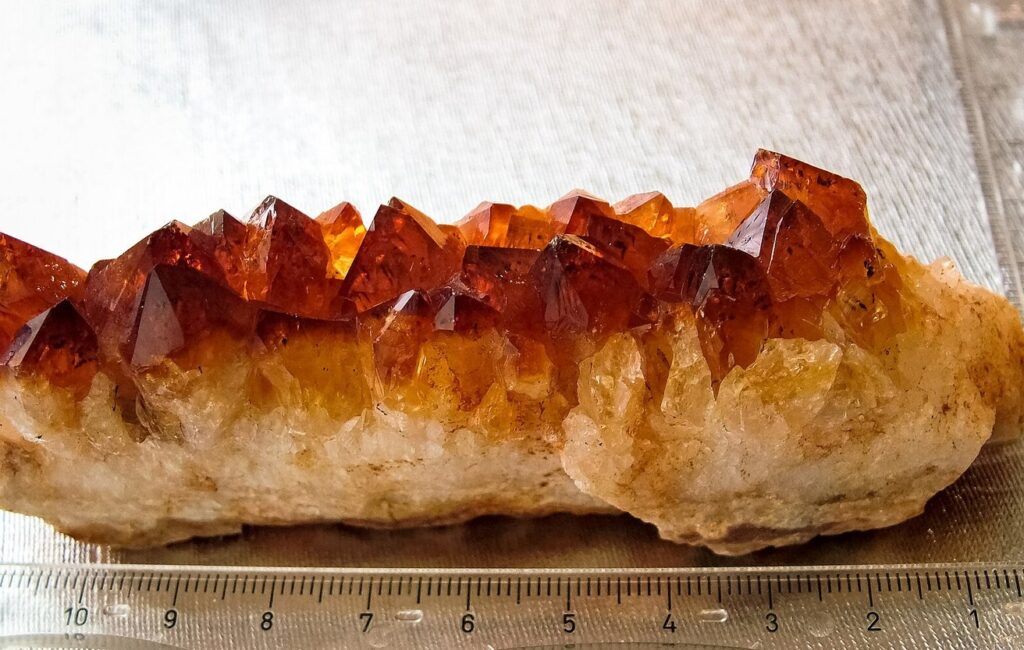 Citrine : signification, origine et usages de la pierre solaire de novembre en lithothérapie
