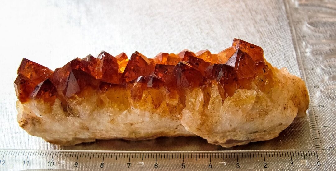 Citrine : signification, origine et usages de la pierre solaire de novembre en lithothérapie