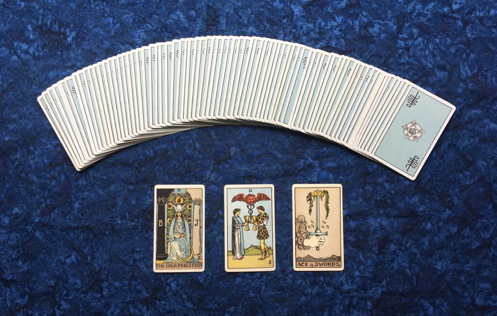 Tirage de tarot en 3 cartes : la méthode simple pour débuter