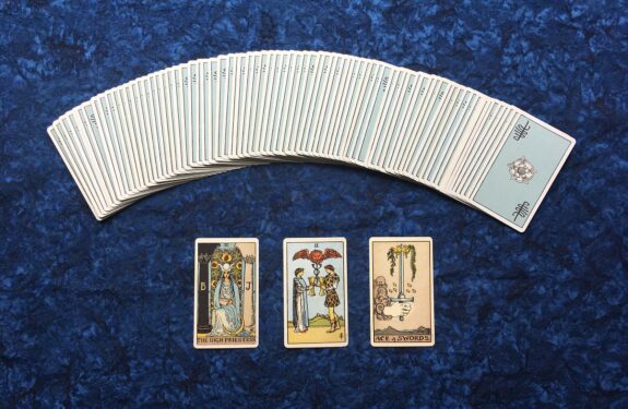 Tirage de tarot en 3 cartes : la méthode simple pour débuter